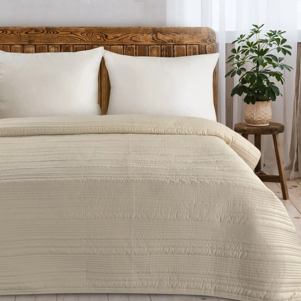 Elegantní přehoz TARA z matné látky s prošívaným vzorem - béžový