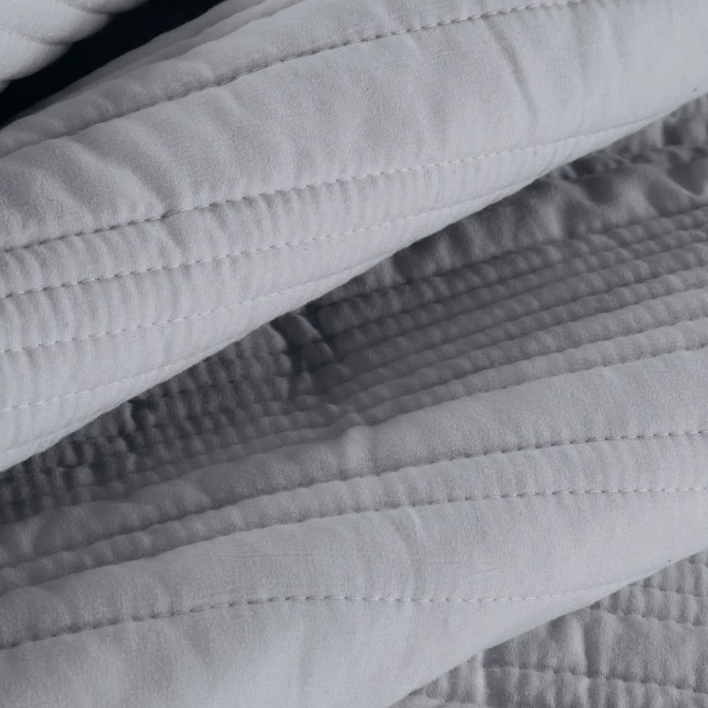 Elegantní přehoz TARA z matné látky s prošívaným vzorem - světle šedý 4
