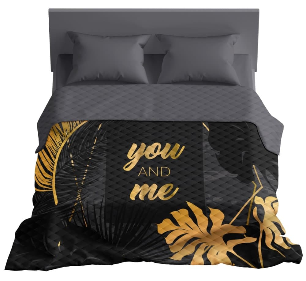 Moderní přehoz s nápisem YOU AND ME - černo-zlatý design 3