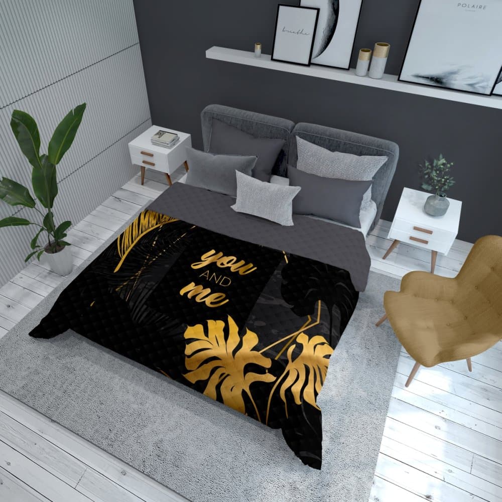 Moderní přehoz s nápisem YOU AND ME - černo-zlatý design 5