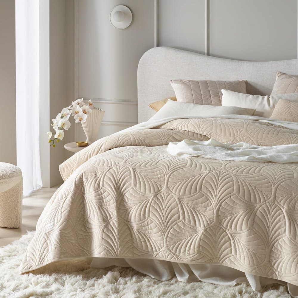 Krémový velurový přehoz na postel Feel