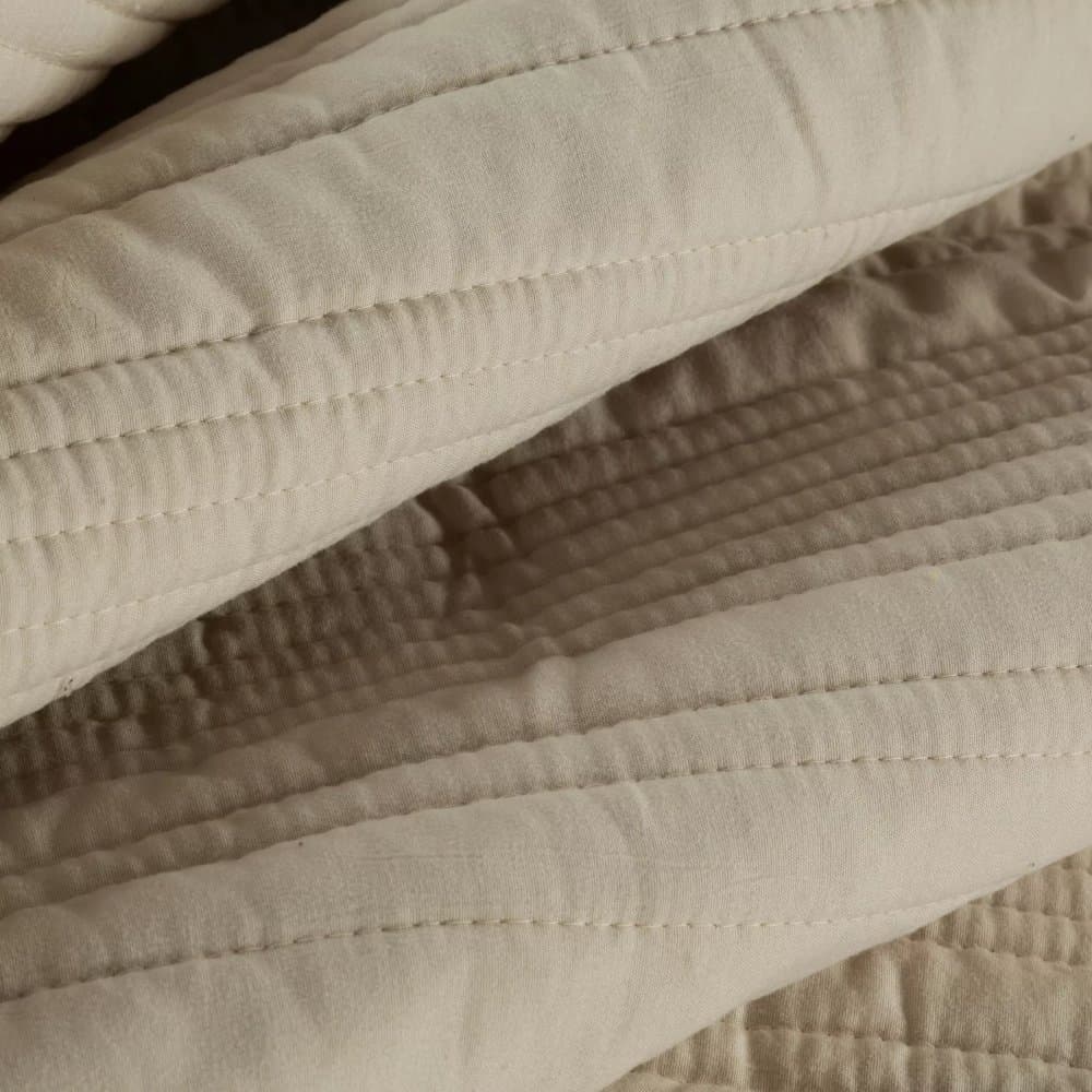 Elegantní přehoz TARA z matné látky s prošívaným vzorem - béžový 4