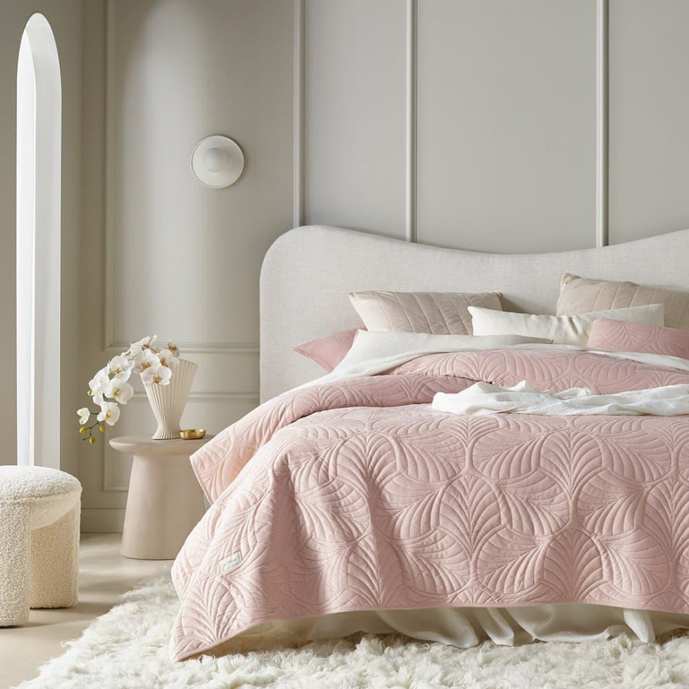 Světle růžový velurový přehoz na postel Feel 5