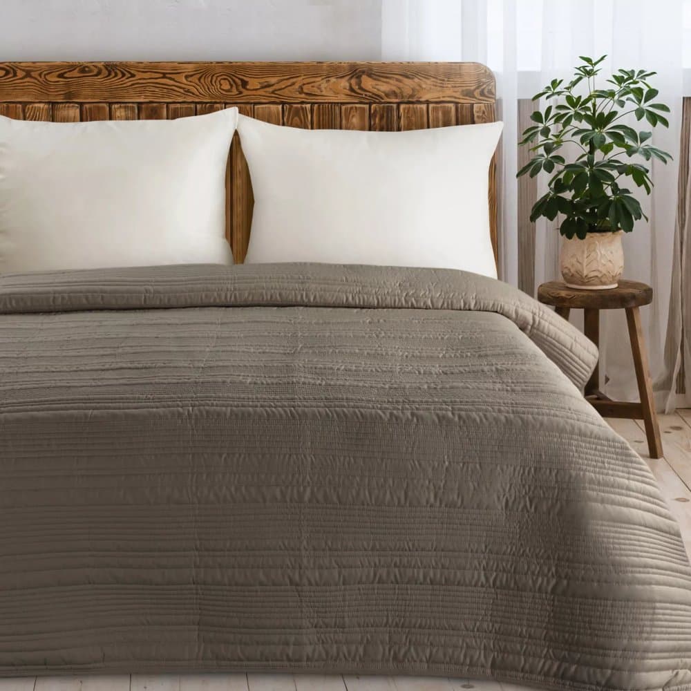Elegantní přehoz TARA z matné látky s prošívaným vzorem - hnědý