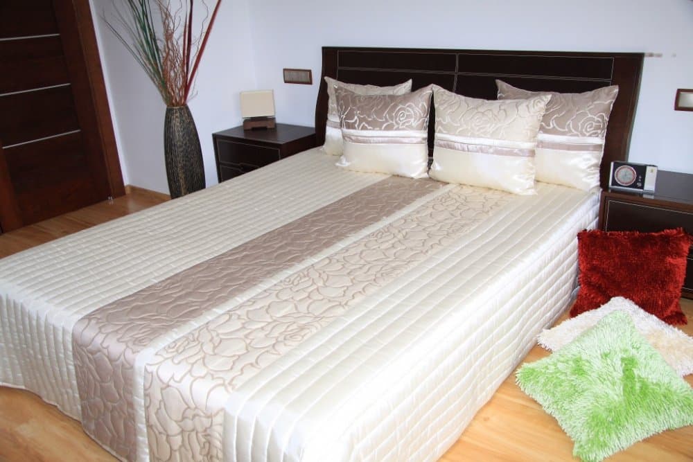 Béžový elegantní přehoz na postel