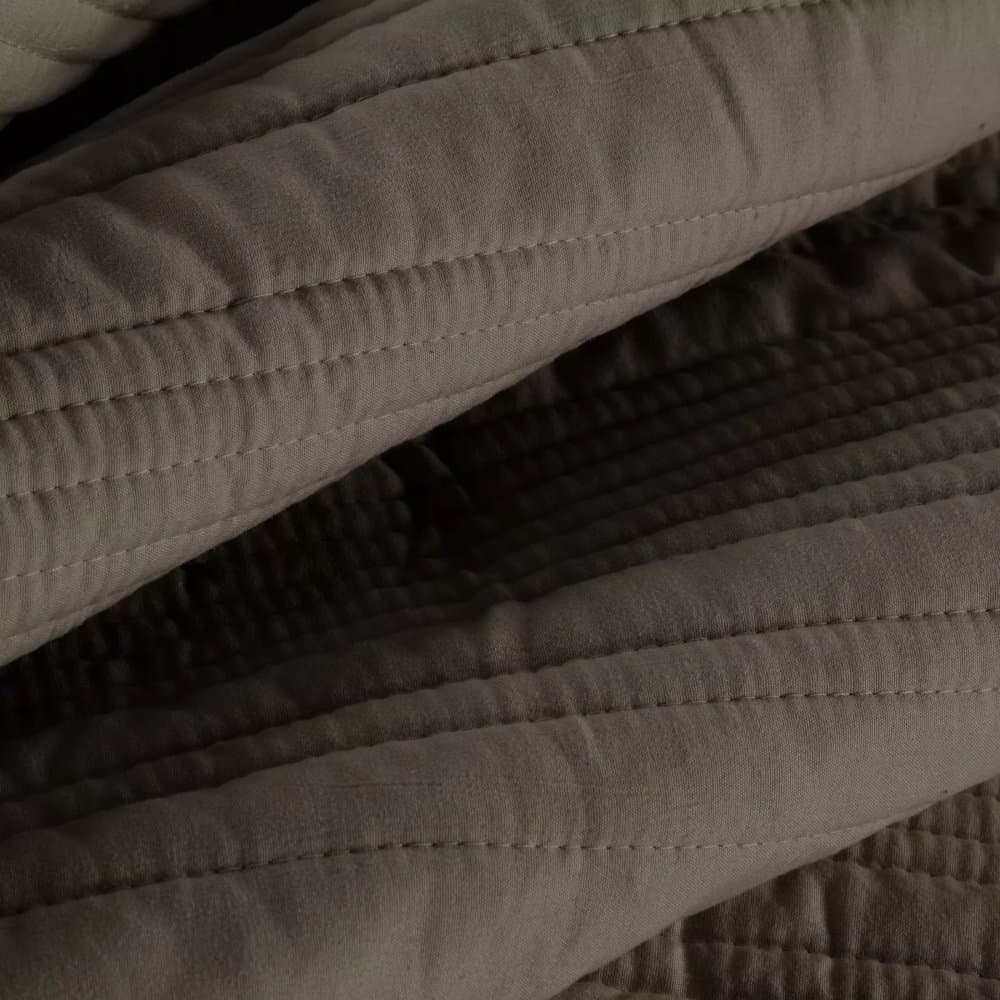 Elegantní přehoz TARA z matné látky s prošívaným vzorem - hnědý 4
