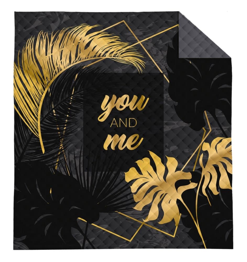 Moderní přehoz s nápisem YOU AND ME - černo-zlatý design 4