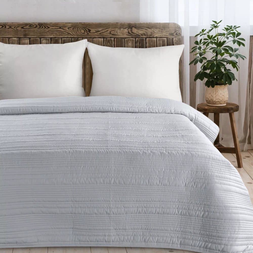 Elegantní přehoz TARA z matné látky s prošívaným vzorem - světle šedý