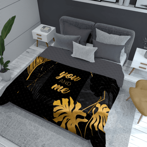 Moderní přehoz s nápisem YOU AND ME - černo-zlatý design