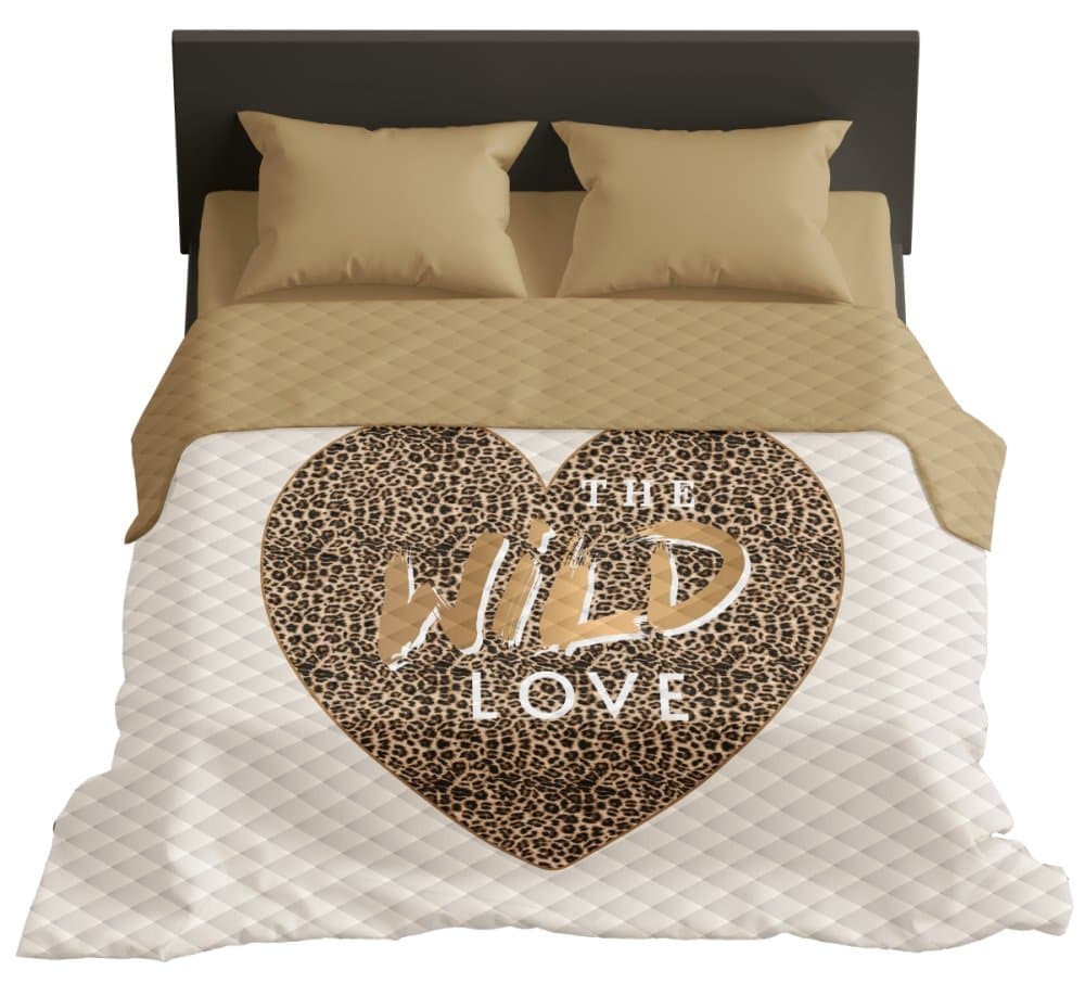 Moderní přehoz s nápisem „THE WILD LOVE“
