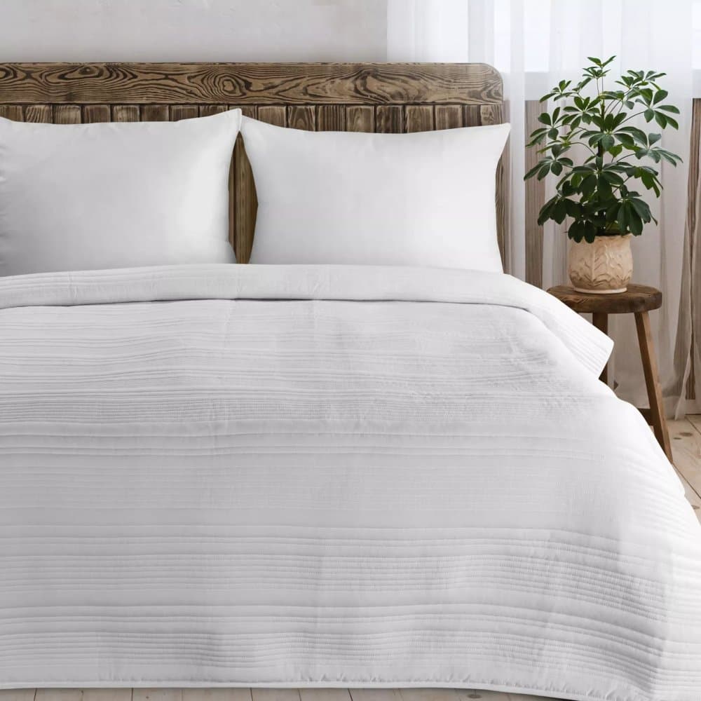Elegantní přehoz TARA z matné látky s prošívaným vzorem - bílý